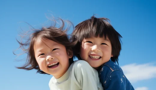 青空の下で笑顔で映る子供達の無料素材